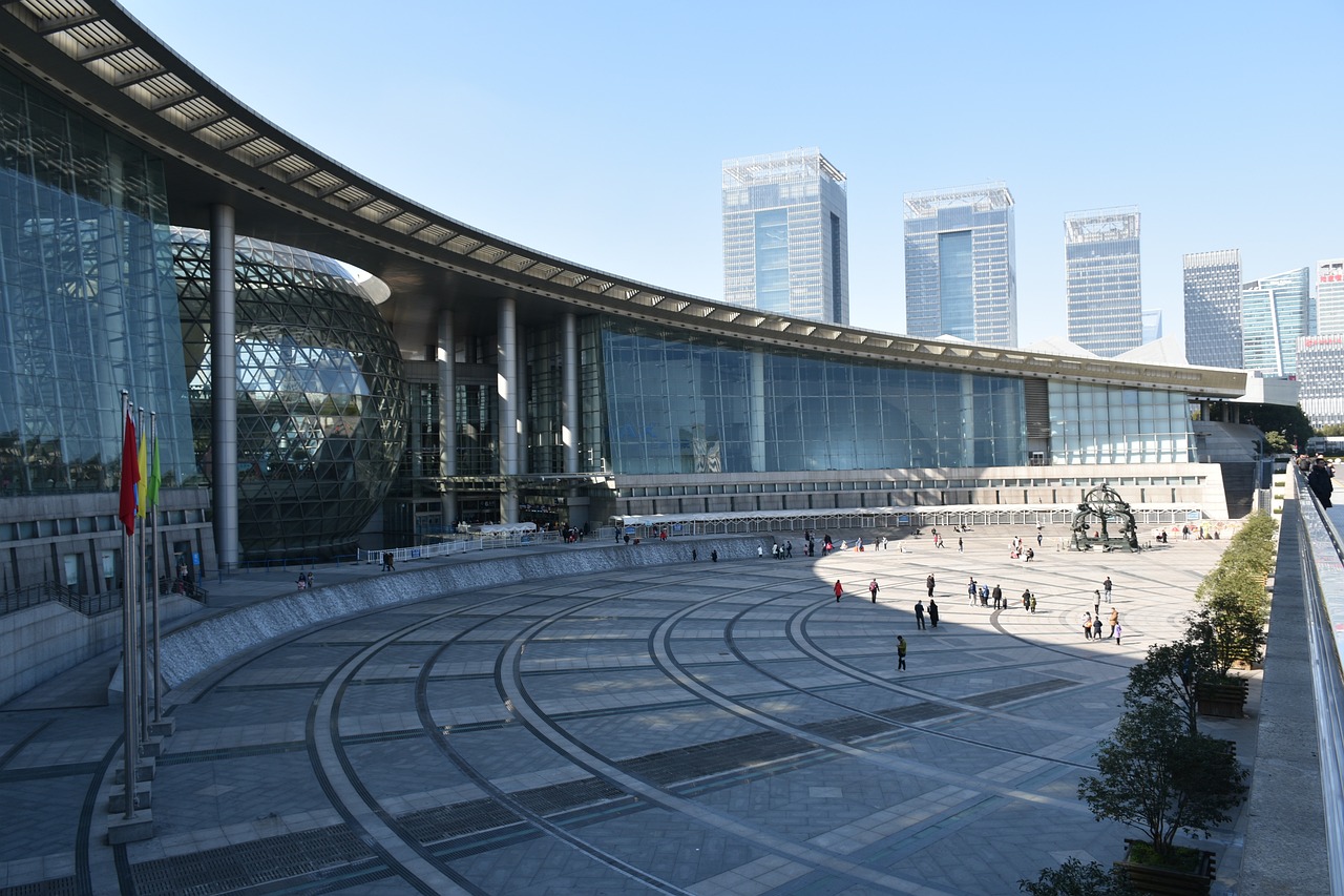 上海市中心城区首批“基本清零区”居民出门购物