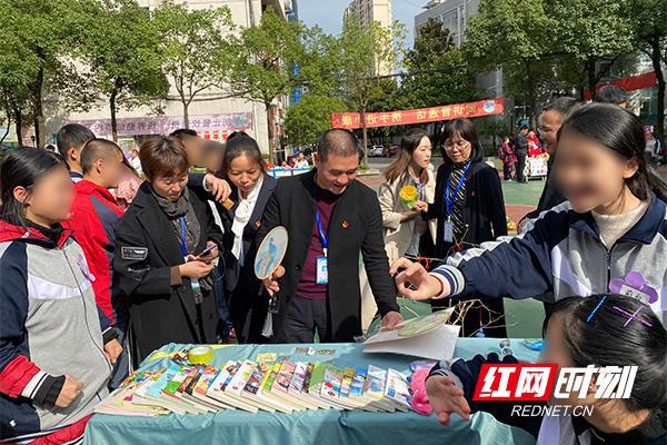 学校展板摆摊卖什么好 学校展板摆摊卖什么好一点
