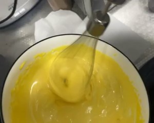 熟蛋黄怎么用微波炉 蛋黄放微波炉加热拿出来炸碎了