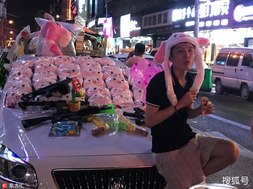 刚出来的男孩摆摊卖什么好 小男孩摆地摊8天赚17000